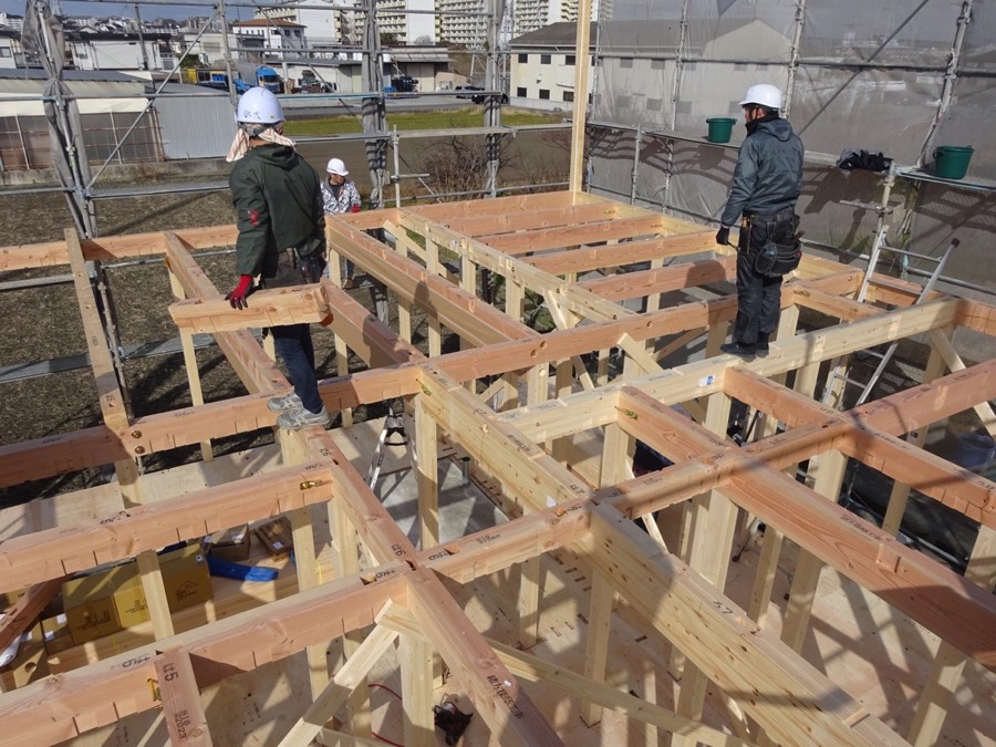 木造住宅の上棟現場で職人が作業している様子